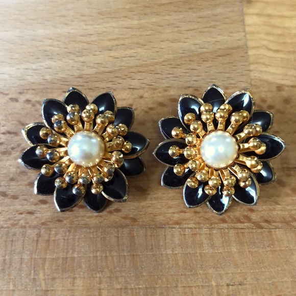 Vintage MCM Metal Flower Earrings Clip-on - Picture 3 of 9